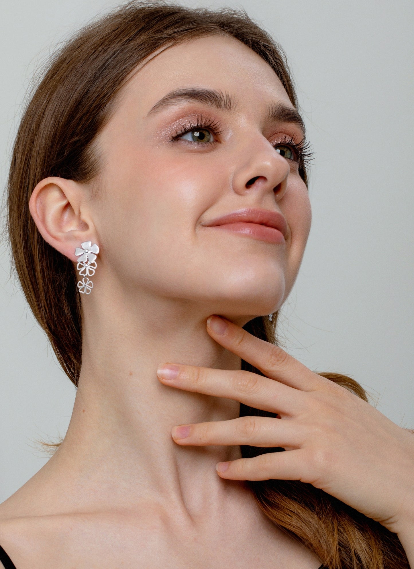 Minimalist 3-Flower Necklace | Cubic Zirconia Details